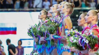 Сборная России в групповых упражнениях завоевала золото многоборья
