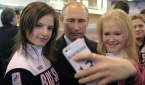 Путин сделал селфи с чемпионками  юношеской Олимпиады 