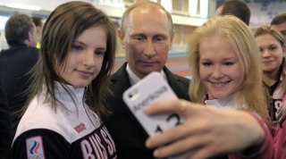 Путин сделал селфи с чемпионками юношеской Олимпиады Путин сделал селфи с чемпионками юношеской Олимпиады